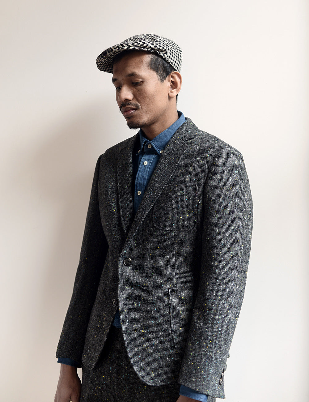 Brooklyn Tailors BKT35 Unstructured Jacket in Flecked Donegal Tweed - Lead Gray on-body shot. Model is wearing the jacket with a denim shirt .